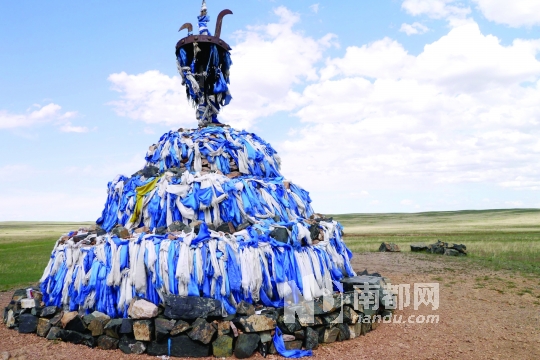 草原的天空，经常可以看到彩虹，彩虹下骑马奔驰，无比畅快。